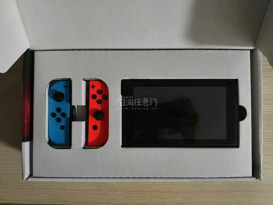 这次买到了一台初版的switch，物流安全送达，物品齐全，手柄不漂移，非常满意。以后会继续支持任意门的。