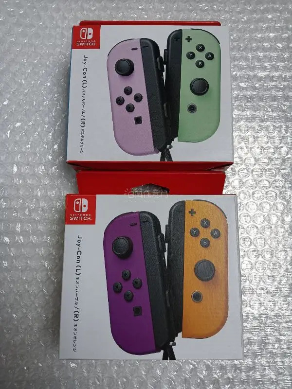 这次买了几对任天堂全新手柄，到手一看，一如既往的好，八角尖尖，手柄也没有动过的痕迹，收藏了。另外，两个粉色手绳也很好，全新，沒有使用痕迹，真不错。