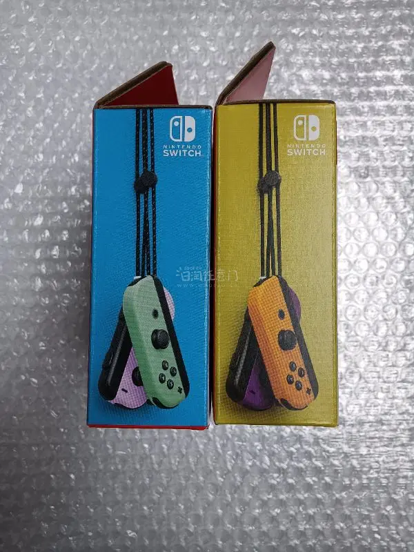 这次买了几对任天堂全新手柄，到手一看，一如既往的好，八角尖尖，手柄也没有动过的痕迹，收藏了。另外，两个粉色手绳也很好，全新，沒有使用痕迹，真不错。