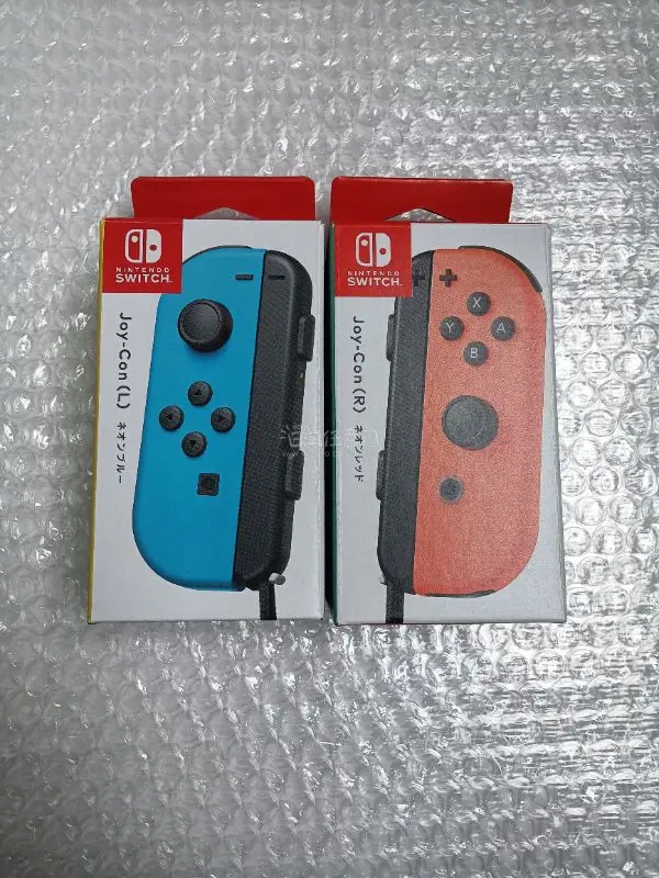 这次买了几对任天堂全新手柄，到手一看，一如既往的好，八角尖尖，手柄也没有动过的痕迹，收藏了。另外，两个粉色手绳也很好，全新，沒有使用痕迹，真不错。