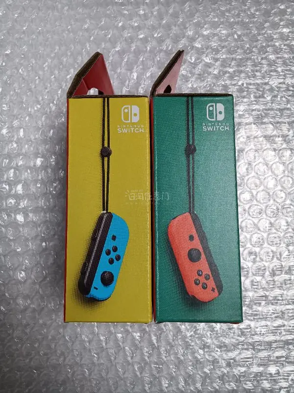 这次买了几对任天堂全新手柄，到手一看，一如既往的好，八角尖尖，手柄也没有动过的痕迹，收藏了。另外，两个粉色手绳也很好，全新，沒有使用痕迹，真不错。