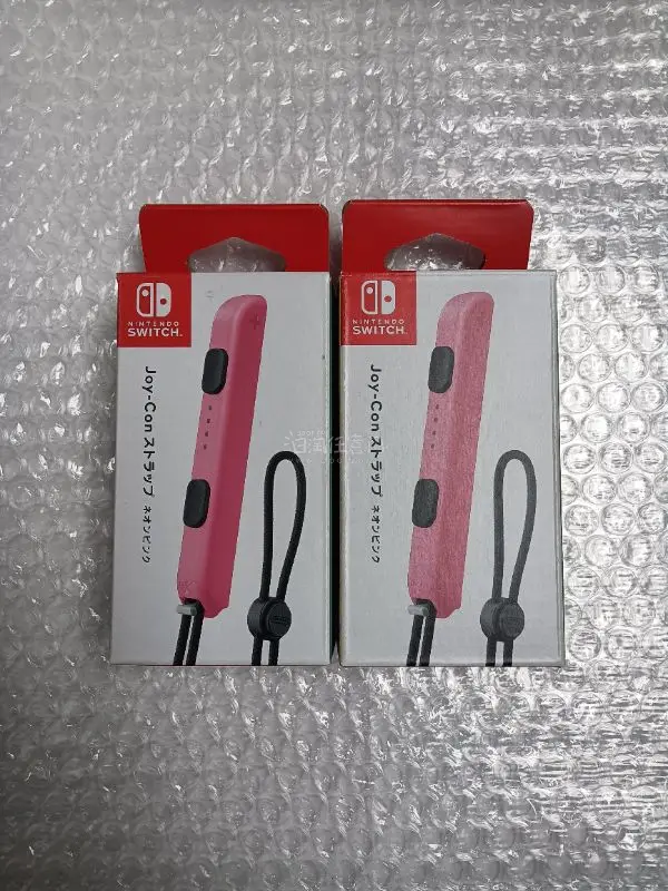 这次买了几对任天堂全新手柄，到手一看，一如既往的好，八角尖尖，手柄也没有动过的痕迹，收藏了。另外，两个粉色手绳也很好，全新，沒有使用痕迹，真不错。