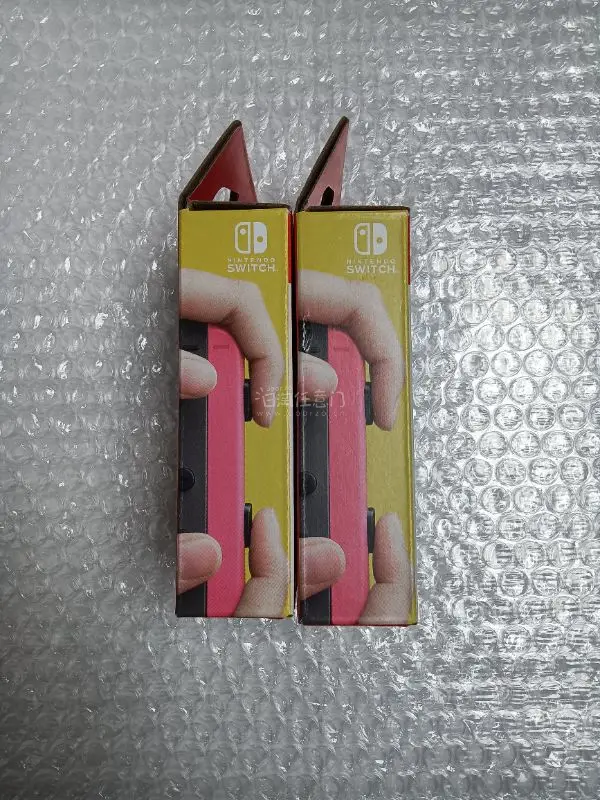这次买了几对任天堂全新手柄，到手一看，一如既往的好，八角尖尖，手柄也没有动过的痕迹，收藏了。另外，两个粉色手绳也很好，全新，沒有使用痕迹，真不错。