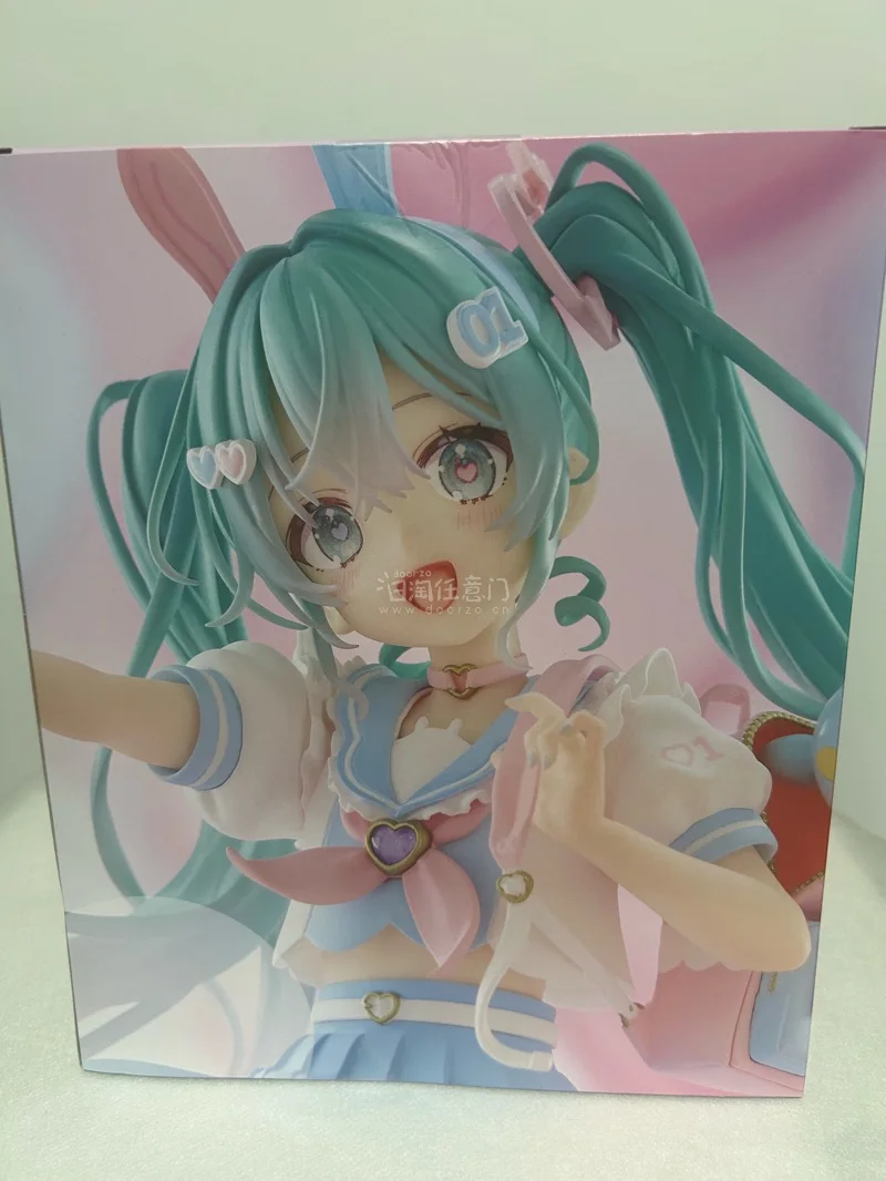 这款初音未来兔耳水手服手办真的把甜妹氛围拉满了！✨
粉蓝配色搭配爱心元素，软乎乎的兔耳和带腮红的水灵大眼，直接戳中少女心。景品能做到这么精致的涂装，渐变发丝和小配饰的细节都很到位，元气满满的自拍造型俏皮又灵动，摆在桌面就是个治愈感十足的小摆件，性价比超高，不管是初音...