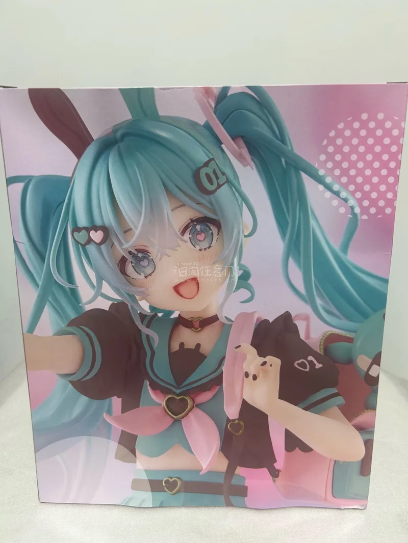 这款初音未来兔耳水手服手办真的把甜妹氛围拉满了！✨
粉蓝配色搭配爱心元素，软乎乎的兔耳和带腮红的水灵大眼，直接戳中少女心。景品能做到这么精致的涂装，渐变发丝和小配饰的细节都很到位，元气满满的自拍造型俏皮又灵动，摆在桌面就是个治愈感十足的小摆件，性价比超高，不管是初音...