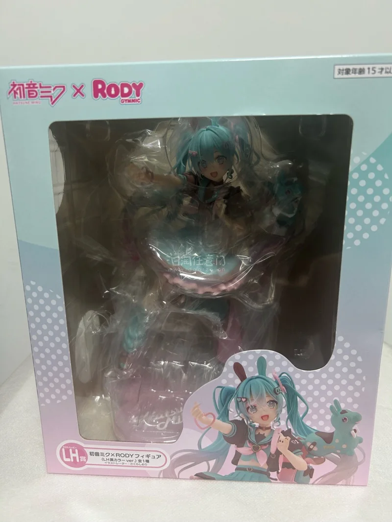 这款初音未来兔耳水手服手办真的把甜妹氛围拉满了！✨
粉蓝配色搭配爱心元素，软乎乎的兔耳和带腮红的水灵大眼，直接戳中少女心。景品能做到这么精致的涂装，渐变发丝和小配饰的细节都很到位，元气满满的自拍造型俏皮又灵动，摆在桌面就是个治愈感十足的小摆件，性价比超高，不管是初音...