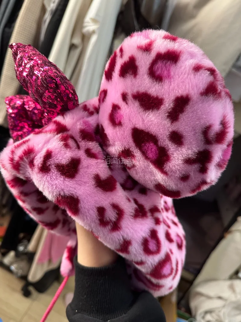 太满意了！！！包装非常严实，没有暴力运输，帽子哪里都没有被压坏，原主保存得也很好，完全美翻了，比我想象的还好看！最重要是这里比其他代购平台价格都划算，卖家也多，信息很详实，可以仔细挑选，推荐?