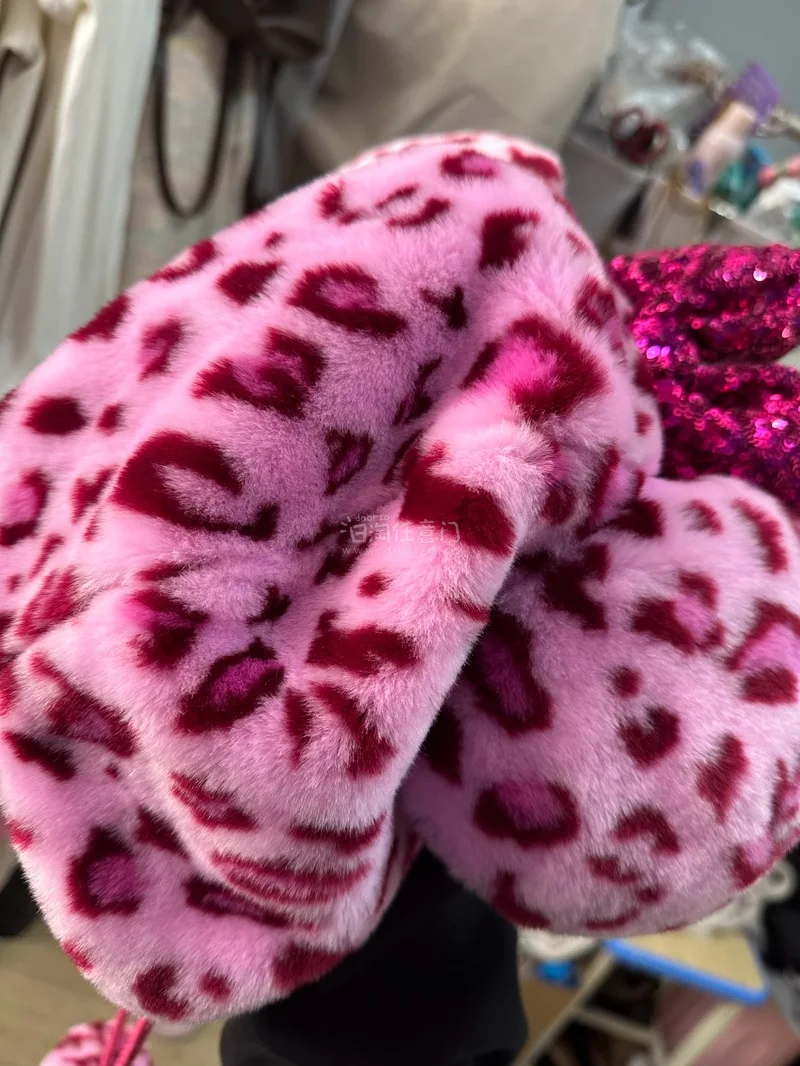 太满意了！！！包装非常严实，没有暴力运输，帽子哪里都没有被压坏，原主保存得也很好，完全美翻了，比我想象的还好看！最重要是这里比其他代购平台价格都划算，卖家也多，信息很详实，可以仔细挑选，推荐?