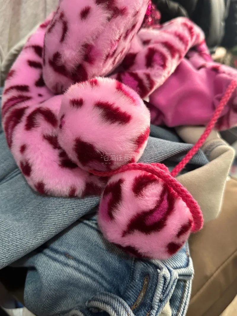 太满意了！！！包装非常严实，没有暴力运输，帽子哪里都没有被压坏，原主保存得也很好，完全美翻了，比我想象的还好看！最重要是这里比其他代购平台价格都划算，卖家也多，信息很详实，可以仔细挑选，推荐?