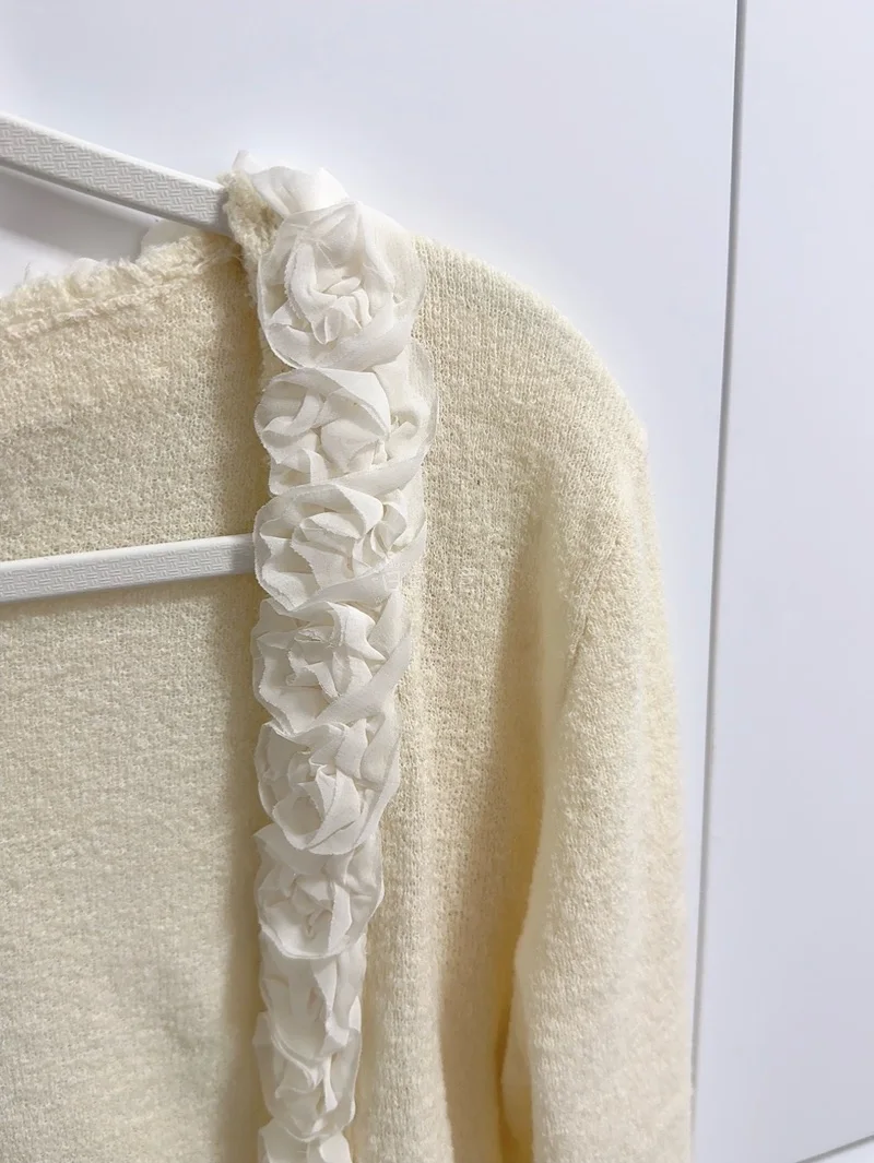 小衣服太精致啦！都是玫瑰花买回来搭配的，此软件淘货特别方便，识图搜索有待改进，衣服海运等的也不算久，二十几天就到了，期待下一箱啦