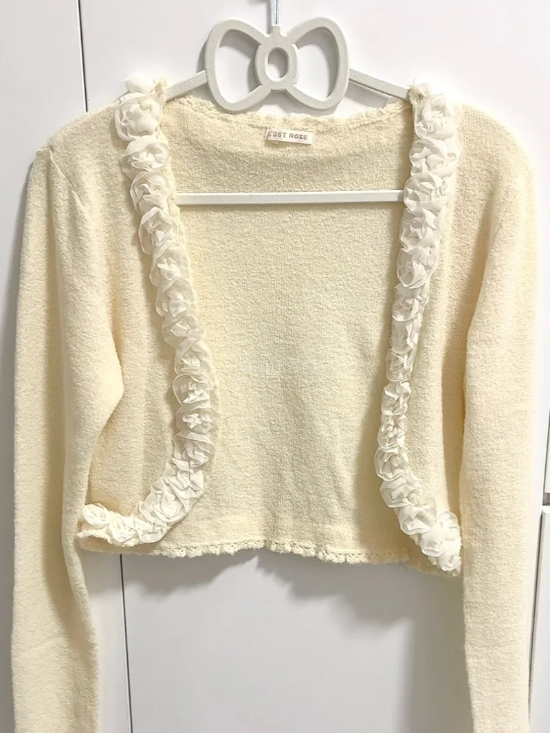 小衣服太精致啦！都是玫瑰花买回来搭配的，此软件淘货特别方便，识图搜索有待改进，衣服海运等的也不算久，二十几天就到了，期待下一箱啦