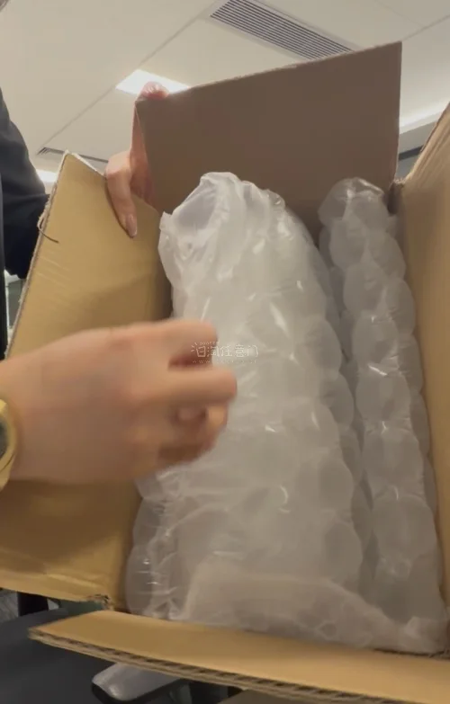 挖煤姬上的骏河屋店铺线上切谷子很方便，代切几乎是实时的，骏河屋发货时间大概3-4天，不着急的话时效还可以，发货后大概1-2天就到库了。这次切的GIVEN亚克力挂件是全新的！而且比定价便宜！捡到漏了～开心！物流包装也很严实，好评！