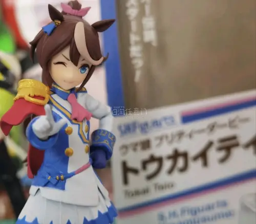 这款万代的东海帝皇shf01初版给我感觉比再版而言更加符合我的审美，他们两个盒子上也有一定的不同。赛马娘系列里的东海帝皇真的很帅，感谢挖煤姬给我机会淘到这款宝贝！