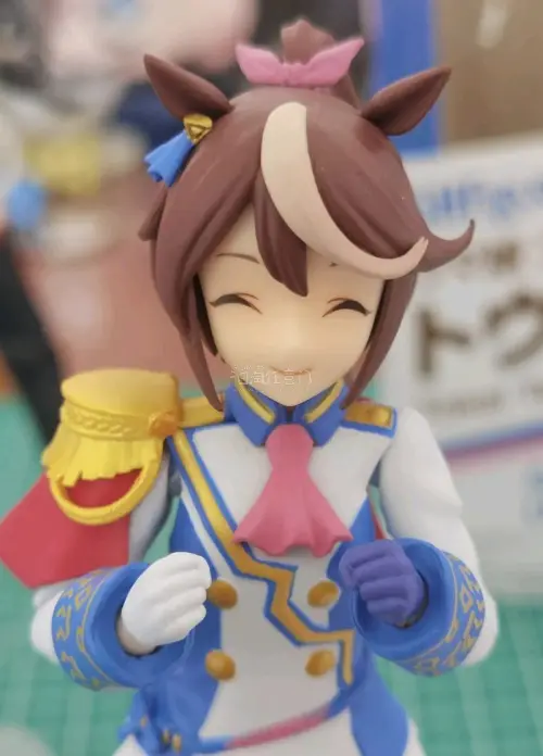 这款万代的东海帝皇shf01初版给我感觉比再版而言更加符合我的审美，他们两个盒子上也有一定的不同。赛马娘系列里的东海帝皇真的很帅，感谢挖煤姬给我机会淘到这款宝贝！