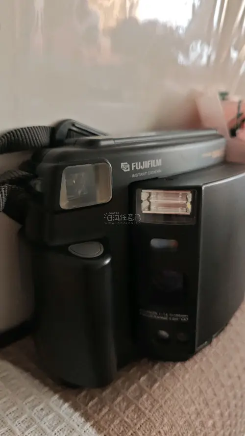 一个robo一个handy robo的卖家给我留了相框和相纸，能够正常出片，挺新的，handy非常非常新，太喜欢了，不过没有相纸，没能测出片，但闪光灯啥的都正常