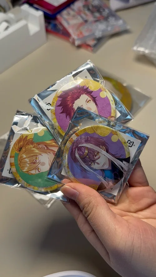 终于把我的终神的恶作剧情完货了，依旧是安安全全到达，保护的很好还单独帮我所有的加了一层泡泡纸很安全。打开明信片的时候心里咯噔了一下，特典明信片被yhm裸寄了，但是竟然完全无伤我要看哭了！