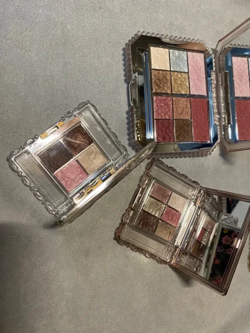 买了好几盘眼影，价格合适，耐心蹲一下能淘到好价，发货速度快，大概10天左右到手里，千万不要碰到海关周六周天那样不会清关它们在休息，非常喜欢东西到手都没有货损，安全到达