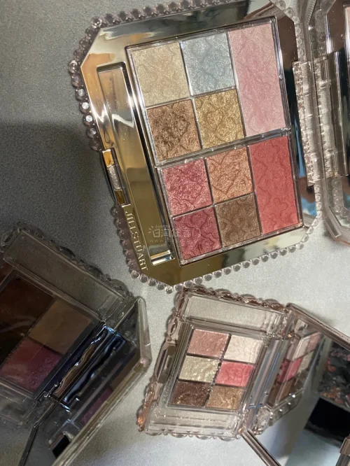 买了好几盘眼影，价格合适，耐心蹲一下能淘到好价，发货速度快，大概10天左右到手里，千万不要碰到海关周六周天那样不会清关它们在休息，非常喜欢东西到手都没有货损，安全到达