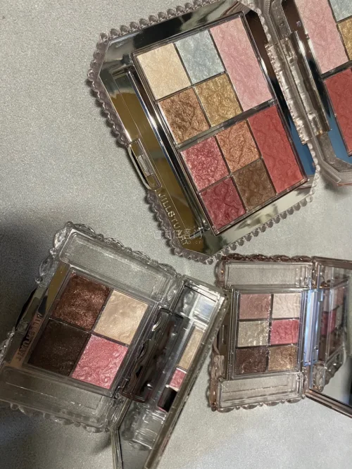 买了好几盘眼影，价格合适，耐心蹲一下能淘到好价，发货速度快，大概10天左右到手里，千万不要碰到海关周六周天那样不会清关它们在休息，非常喜欢东西到手都没有货损，安全到达