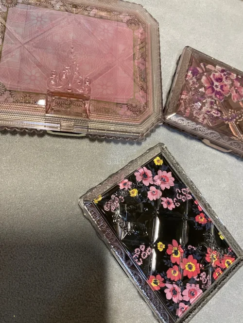 买了好几盘眼影，价格合适，耐心蹲一下能淘到好价，发货速度快，大概10天左右到手里，千万不要碰到海关周六周天那样不会清关它们在休息，非常喜欢东西到手都没有货损，安全到达