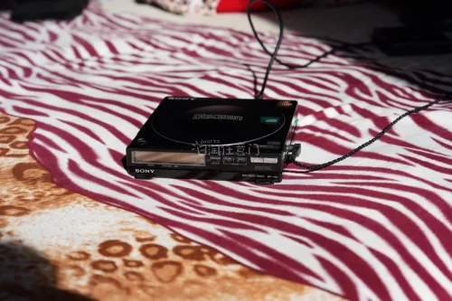 成功在挖煤姬入手心仪的随身听，整体体验满分！实物和图片一致，成色新、功能正常，音质很有复古内味儿。物流速度稳定，包装扎实稳妥，全程透明可查，平台靠谱安全，海淘数码产品首选这家