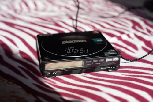 成功在挖煤姬入手心仪的随身听，整体体验满分！实物和图片一致，成色新、功能正常，音质很有复古内味儿。物流速度稳定，包装扎实稳妥，全程透明可查，平台靠谱安全，海淘数码产品首选这家