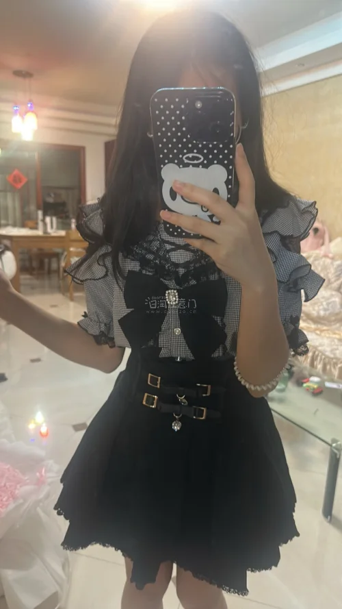 裙子实物质感超棒！五金扣细节精致，版型显瘦又很有少女感，地雷系风格拉满。成色很好没有瑕疵，物流速度也快，非常满意的一次海淘购物！