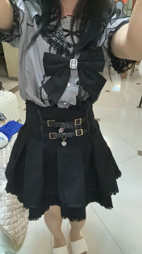 裙子实物质感超棒！五金扣细节精致，版型显瘦又很有少女感，地雷系风格拉满。成色很好没有瑕疵，物流速度也快，非常满意的一次海淘购物！