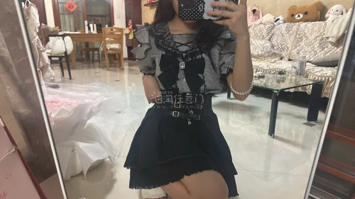 裙子实物质感超棒！五金扣细节精致，版型显瘦又很有少女感，地雷系风格拉满。成色很好没有瑕疵，物流速度也快，非常满意的一次海淘购物！