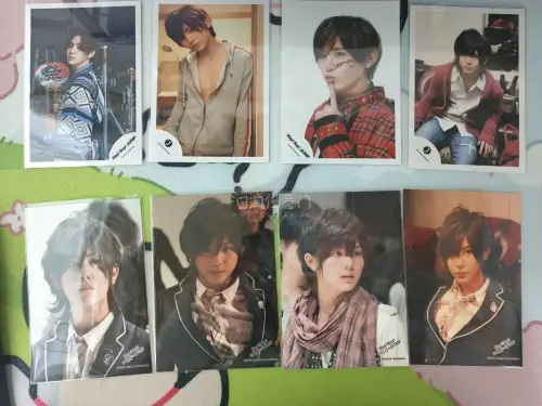 山田凉介的烧普，早已超越了普通偶像周边的范畴，成为了一种承载情感与美学的微型艺术品。每一张卡片，都是对他多面魅力的一次精准捕捉与凝练表达。

从视觉艺术的角度看，这些烧普堪称摄影与平面设计的精妙结合。摄影师巧妙地运用光影、构图与色彩，将山田凉介介于少年清新与成熟深邃...