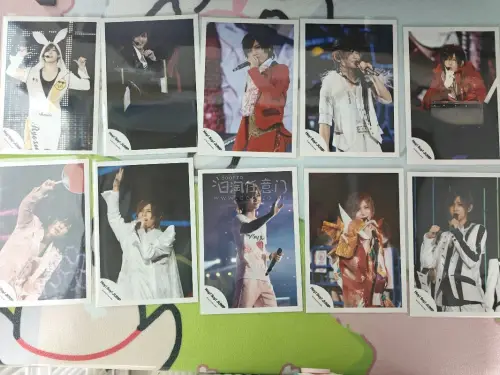 山田凉介的烧普，早已超越了普通偶像周边的范畴，成为了一种承载情感与美学的微型艺术品。每一张卡片，都是对他多面魅力的一次精准捕捉与凝练表达。

从视觉艺术的角度看，这些烧普堪称摄影与平面设计的精妙结合。摄影师巧妙地运用光影、构图与色彩，将山田凉介介于少年清新与成熟深邃...