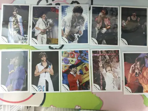 山田凉介的烧普，早已超越了普通偶像周边的范畴，成为了一种承载情感与美学的微型艺术品。每一张卡片，都是对他多面魅力的一次精准捕捉与凝练表达。

从视觉艺术的角度看，这些烧普堪称摄影与平面设计的精妙结合。摄影师巧妙地运用光影、构图与色彩，将山田凉介介于少年清新与成熟深邃...