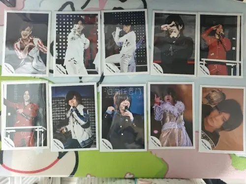 山田凉介的烧普，早已超越了普通偶像周边的范畴，成为了一种承载情感与美学的微型艺术品。每一张卡片，都是对他多面魅力的一次精准捕捉与凝练表达。

从视觉艺术的角度看，这些烧普堪称摄影与平面设计的精妙结合。摄影师巧妙地运用光影、构图与色彩，将山田凉介介于少年清新与成熟深邃...