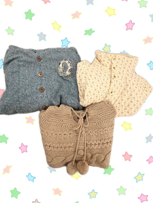 这次三件衣物比较重，所以用了邮政海运，丝滑抵达！挖煤姬稳稳的，很安心^o^ 这次购入的都是三件外套,一件是超级美丽的碎花外套，价格也很美丽，一件是小猪牌的蓝色长款外套，最后是一件带着毛绒球，款式很古早的针织斗篷，可爱森系哟