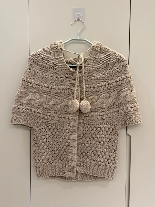 这次三件衣物比较重，所以用了邮政海运，丝滑抵达！挖煤姬稳稳的，很安心^o^ 这次购入的都是三件外套,一件是超级美丽的碎花外套，价格也很美丽，一件是小猪牌的蓝色长款外套，最后是一件带着毛绒球，款式很古早的针织斗篷，可爱森系哟