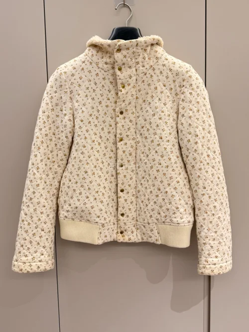 这次三件衣物比较重，所以用了邮政海运，丝滑抵达！挖煤姬稳稳的，很安心^o^ 这次购入的都是三件外套,一件是超级美丽的碎花外套，价格也很美丽，一件是小猪牌的蓝色长款外套，最后是一件带着毛绒球，款式很古早的针织斗篷，可爱森系哟