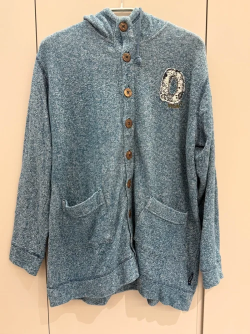 这次三件衣物比较重，所以用了邮政海运，丝滑抵达！挖煤姬稳稳的，很安心^o^ 这次购入的都是三件外套,一件是超级美丽的碎花外套，价格也很美丽，一件是小猪牌的蓝色长款外套，最后是一件带着毛绒球，款式很古早的针织斗篷，可爱森系哟