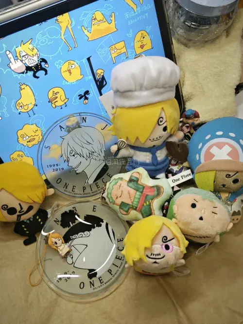 切了两本厚厚的jump漫＋薄本画集，画集薄薄用了厚硬单封袋装着了。书籍完全无撞角！打包特别厚实，虽然小杯垫用的是塑料亚克力做的但还是被厚气泡纸打包了，拆的时候居然拆出了一身汗。箱子很大填充物相当安全！