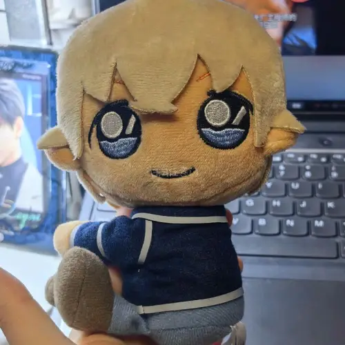 切了两本厚厚的jump漫＋薄本画集，画集薄薄用了厚硬单封袋装着了。书籍完全无撞角！打包特别厚实，虽然小杯垫用的是塑料亚克力做的但还是被厚气泡纸打包了，拆的时候居然拆出了一身汗。箱子很大填充物相当安全！