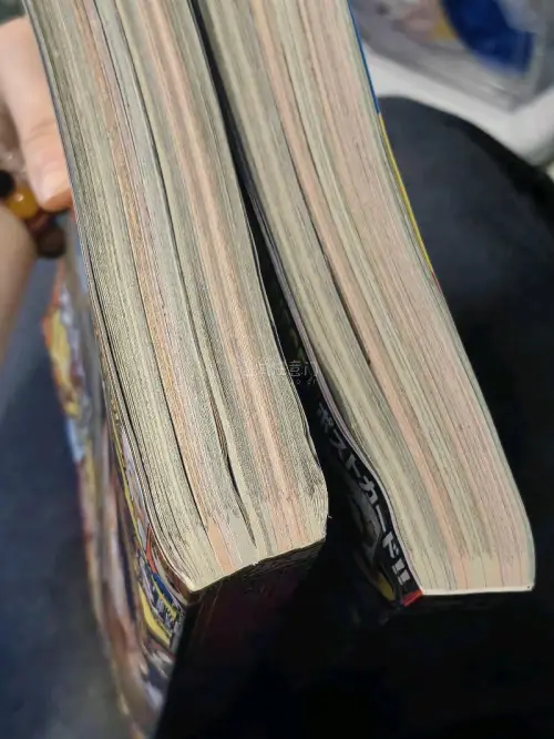 切了两本厚厚的jump漫＋薄本画集，画集薄薄用了厚硬单封袋装着了。书籍完全无撞角！打包特别厚实，虽然小杯垫用的是塑料亚克力做的但还是被厚气泡纸打包了，拆的时候居然拆出了一身汗。箱子很大填充物相当安全！