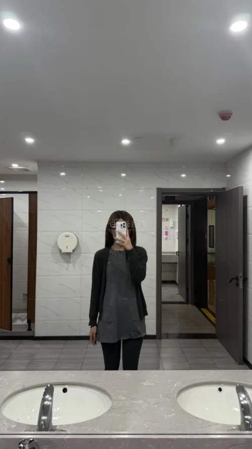 很开心的一次购物体验 平台很好用 衣服很好看 和描述很符合 物流也很快 比较顺利 十分喜欢 还会再来哦