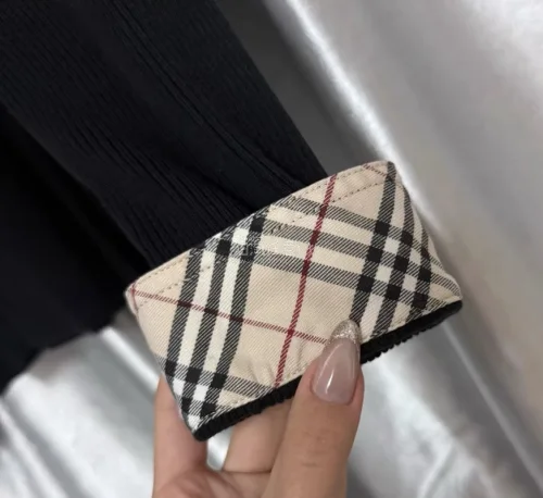 很开心的一次购物体验 平台很好用 衣服很好看 和描述很符合 物流也很快 比较顺利 十分喜欢 还会再来哦