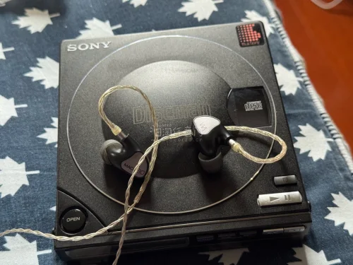 成功在挖煤姬入手心仪的随身听，整体体验满分！实物和图片一致，成色新、功能正常，音质很有复古内味儿。物流速度稳定，包装扎实稳妥，全程透明可查，平台靠谱安全，海淘数码产品首选这家