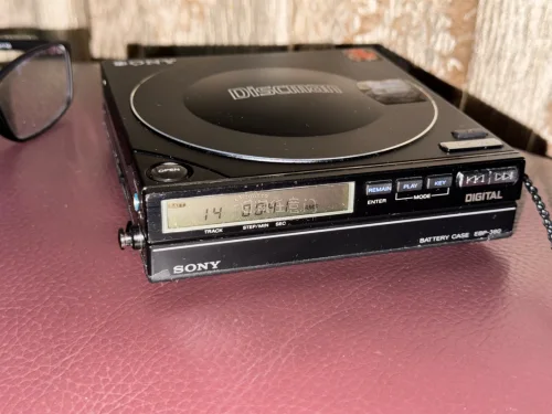 成功在挖煤姬入手心仪的随身听，整体体验满分！实物和图片一致，成色新、功能正常，音质很有复古内味儿。物流速度稳定，包装扎实稳妥，全程透明可查，平台靠谱安全，海淘数码产品首选这家