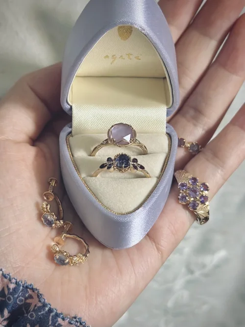 今年的春天配色有了，可惜春天要过去了。
偏紫的粉果然与偏肉的粉色不同，清冷清冷的。
很喜欢的一枚。
不过最近日网涨价也太贵了，更别说必税的海关……