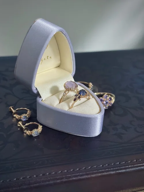 今年的春天配色有了，可惜春天要过去了。
偏紫的粉果然与偏肉的粉色不同，清冷清冷的。
很喜欢的一枚。
不过最近日网涨价也太贵了，更别说必税的海关……