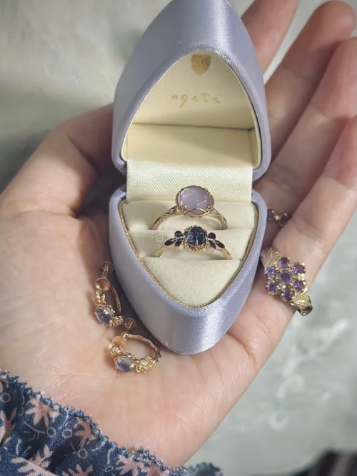 今年的春天配色有了，可惜春天要过去了。
偏紫的粉果然与偏肉的粉色不同，清冷清冷的。
很喜欢的一枚。
不过最近日网涨价也太贵了，更别说必税的海关……