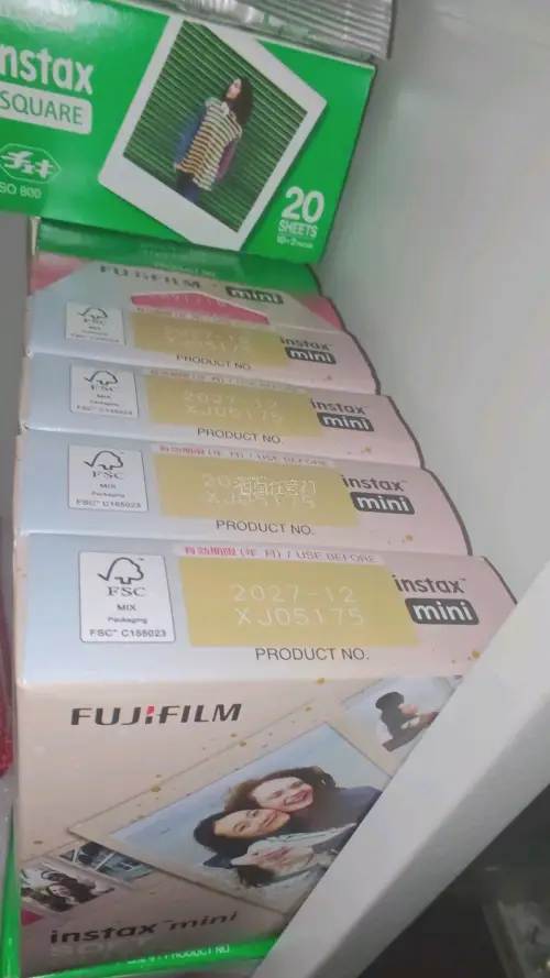 新款的浮光相纸还没有试拍过，但是图片还是很漂亮，在国内价格都很高，旗舰店也没有上架。挖煤机上面买到了四盒，都是很划算的价格