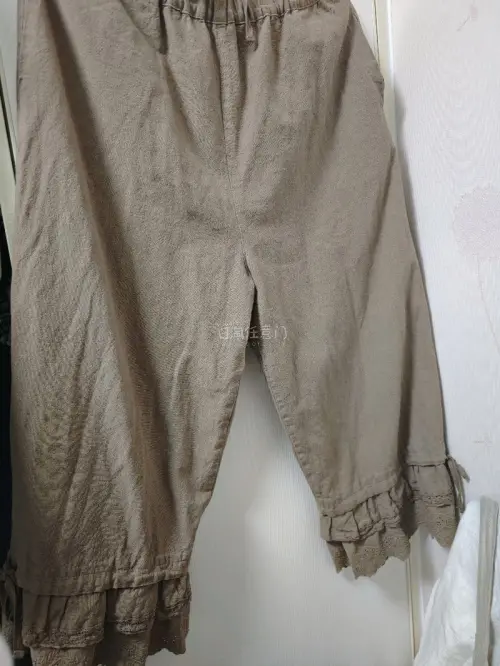 这次在挖煤姬买了两件衣服，都很喜欢，这个sm2的裤子是棉麻的，非常有质感，它的颜色是棕色，腰部有抽绳，下摆有好几层花边，还有蕾丝和抽绳，可以穿出不同的感觉，穿上也很舒服，物流也很快，好评好评！！！