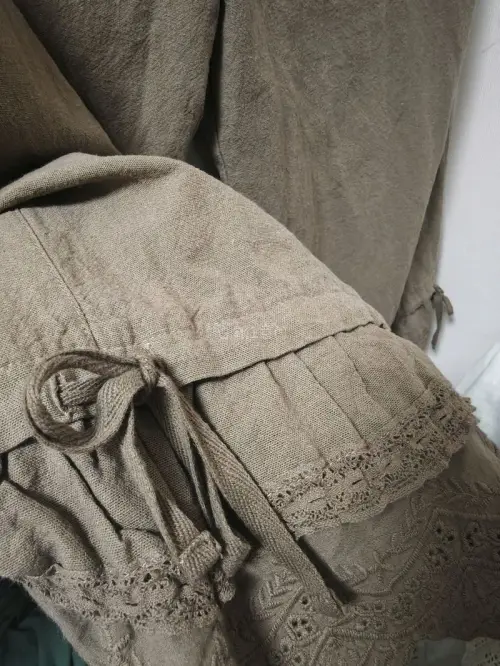 这次在挖煤姬买了两件衣服，都很喜欢，这个sm2的裤子是棉麻的，非常有质感，它的颜色是棕色，腰部有抽绳，下摆有好几层花边，还有蕾丝和抽绳，可以穿出不同的感觉，穿上也很舒服，物流也很快，好评好评！！！